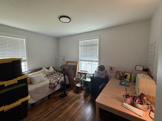 Building Photo - AVAILABLE EARLY JULY:  UPDATED 2 BEDROOM 1...