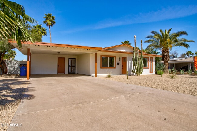 Building Photo - 4806 S La Rosa Dr