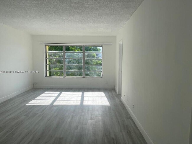 Building Photo - 1 bedroom in North miami FL 33179