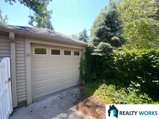 Building Photo - Charming 2 (+1) Bed Home!