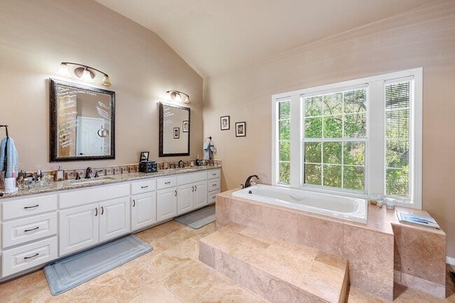 Building Photo - 1207 Lakeway Dr