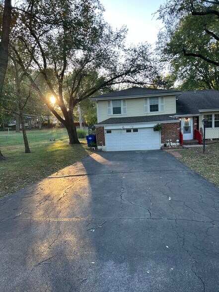 Building Photo - 1205 N Parker St