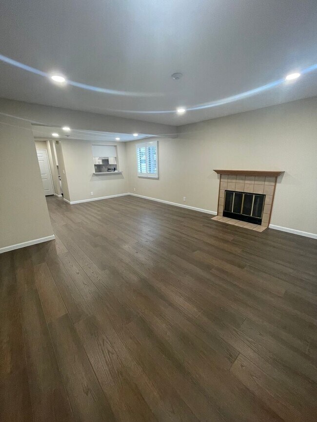 Building Photo - $3190 -- Beautifully Remodeled Townhome in...