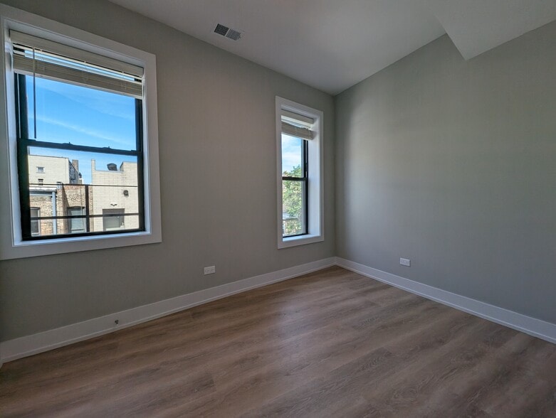 Building Photo - 421 W Belden