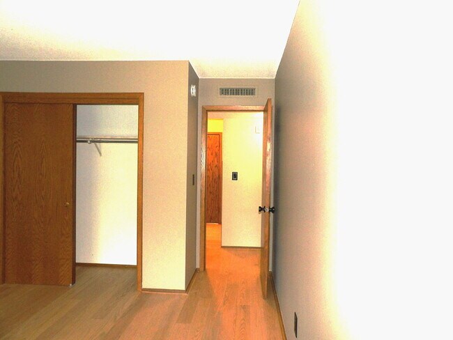 Building Photo - Beautiful 2 Bed | 2 Bath Condo in Roseville