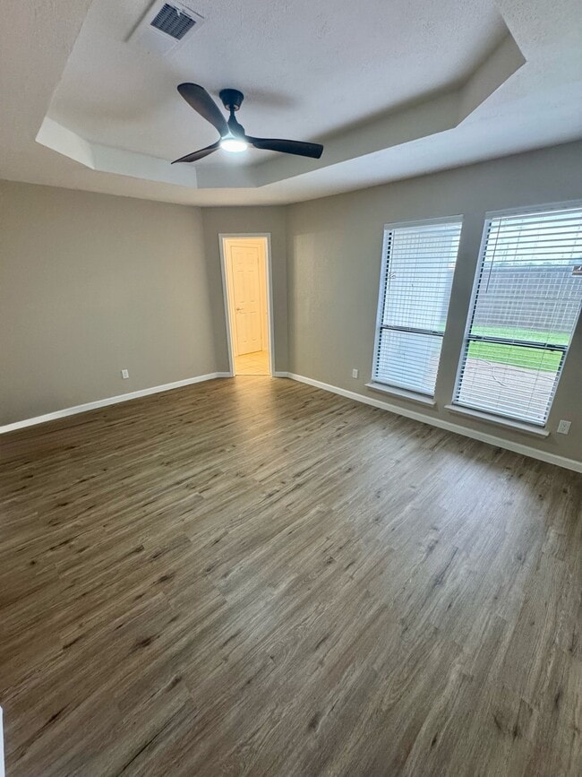 Building Photo - 3205 Hillcrest Dr