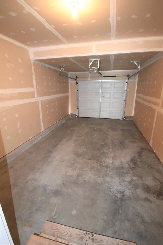 Building Photo - Centrally Located 3b 1.5ba Townhouse with attached Garage and Patio!