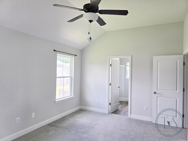 Building Photo - FALL MOVE-IN SPECIAL: $1000 OFF 1st MONTH'S RENT!**