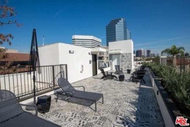 Building Photo - 1223 Wellesley Ave