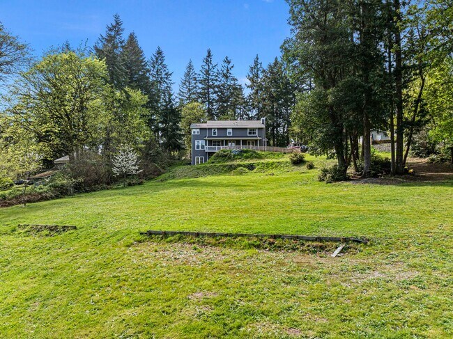 Building Photo - Custom Craftsman Estate on 1.5+ Sun-drenched Acres