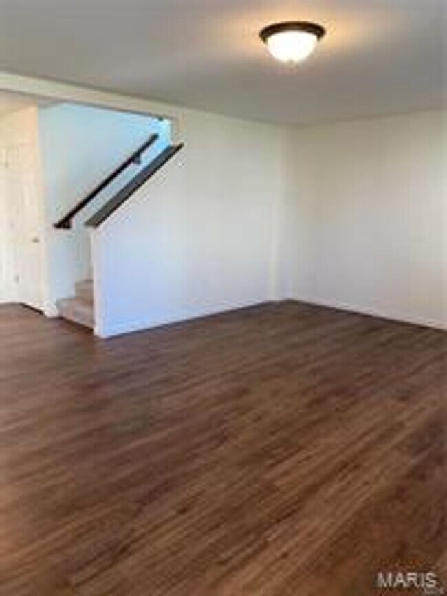 Building Photo - Lovely 4 bedroom, 2.5 bath, 2 car garage