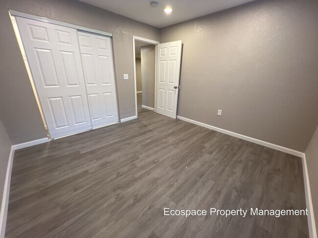 Building Photo - 3 Bed 1 Bath in Denver's Elyria Swansea Ne...
