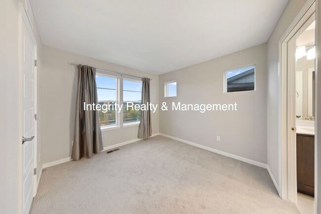 Building Photo - 3 Bed/2.5 Bath Townhome, 1999 sq ft, 2160 Meadows Blvd Unit A