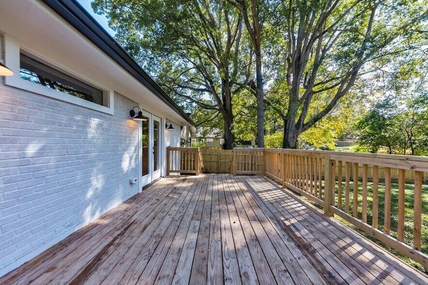 Extra large back Deck - 728 Pearce St SW