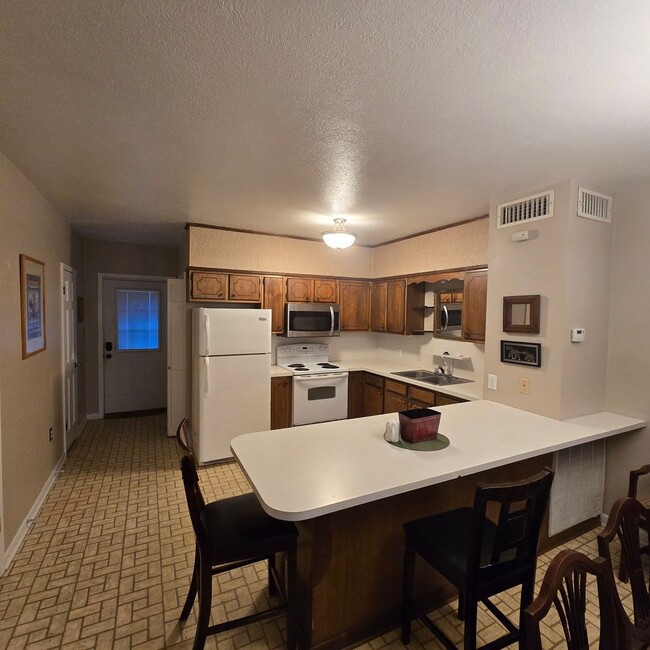 Building Photo - 2/1.5 Townhouse with Water, Trash, Sewer, ...