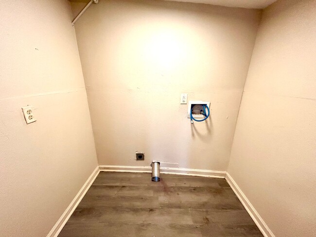 Building Photo - *COMING SOON* Corner Lot 3 Bedroom / 1.5 Bath Home In Pleasanton TX.