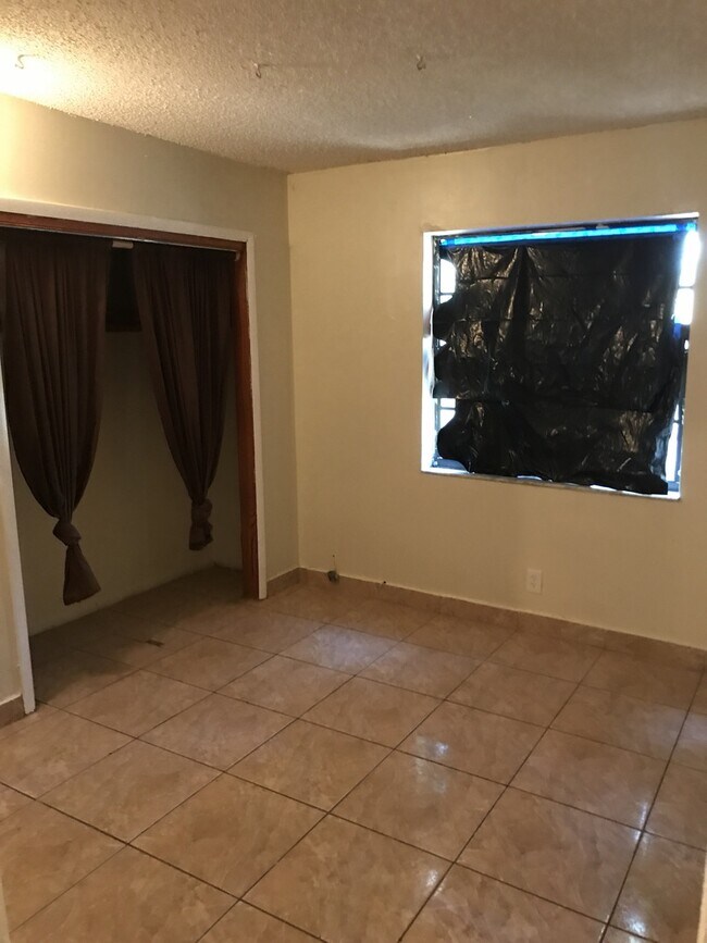 Building Photo - Large 5-2 house in Oakland Park