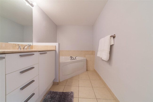 Building Photo - 16699 Collins Ave