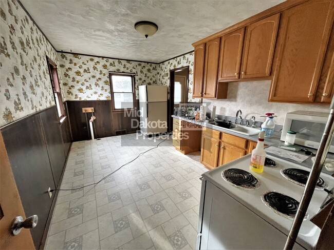 Building Photo - 1000 W 3rd- 5 bedroom, 2 bathroom, Attache...