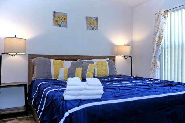 Building Photo - Gorgeous Fully Furnished Townhome Close to...