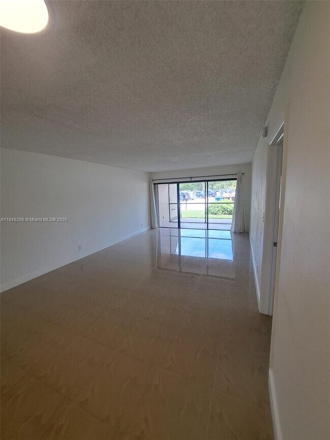 Building Photo - 240 Lakeview Dr