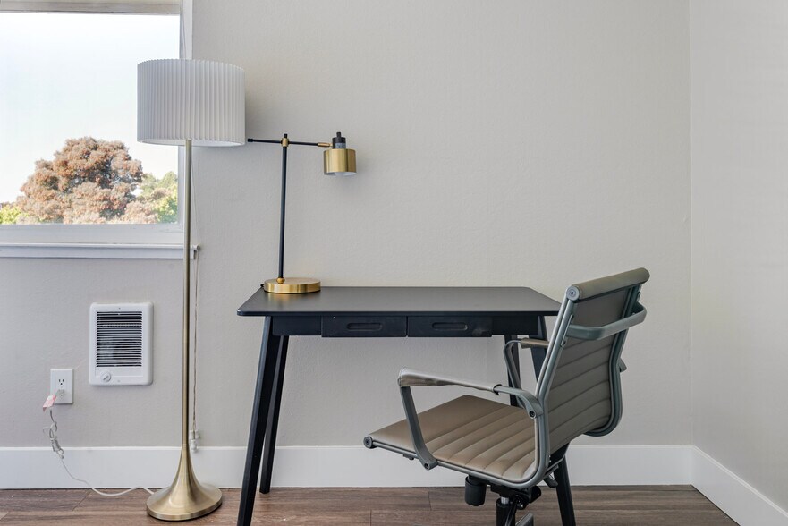 Building Photo - 950 E Hillsdale Blvd