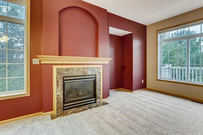 Building Photo - Bright End-Unit 2BD Townhome with Fireplace, Deck & Big Bedrooms