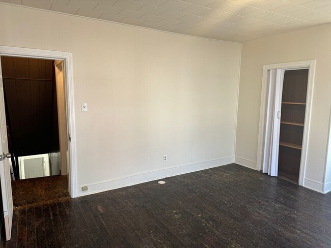 Building Photo - 3 bedroom, 1 bath, 3 story half double house