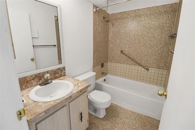 Building Photo - 580 Normandy Ln
