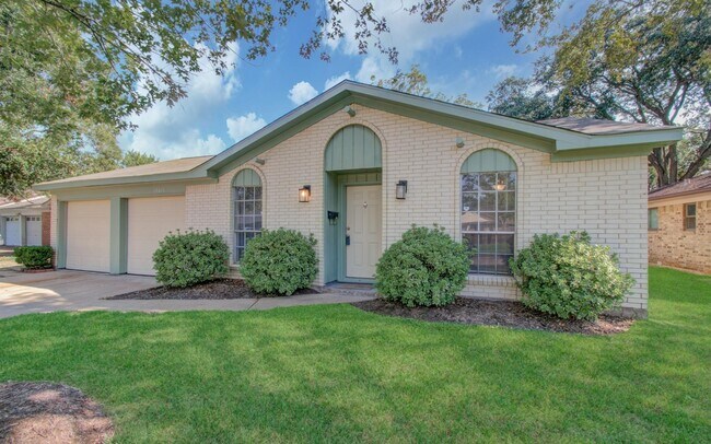 Building Photo - 15611 La Casa Ln