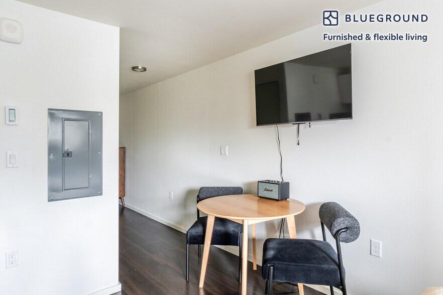 Building Photo - 5001 Brooklyn Ave NE