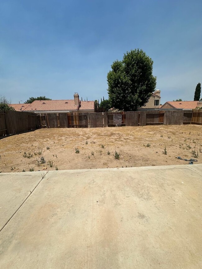 Building Photo - 3 BEDROOM HOME CLOSE TO MOJAVE RD. WEST OF...