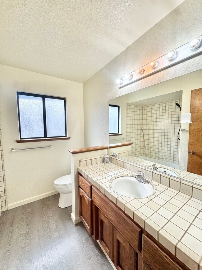 Building Photo - Stunning 3 bedroom 2.5 bathroom home in Folsom with large backyard