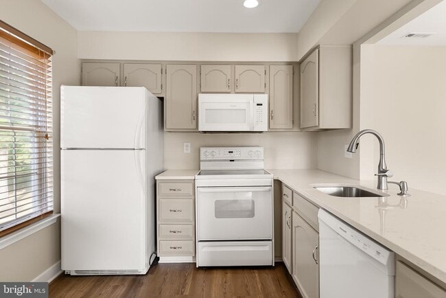 Building Photo - 1676B Thornwood Dr