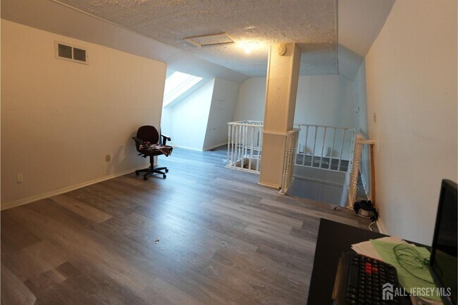 Building Photo - 151 Tennyson Dr