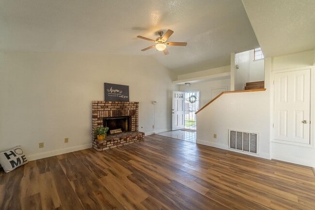 Building Photo - 3 bedroom minutes from shopping & freeway access!