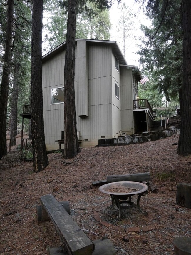 Building Photo - 18111 N Meadow Dr