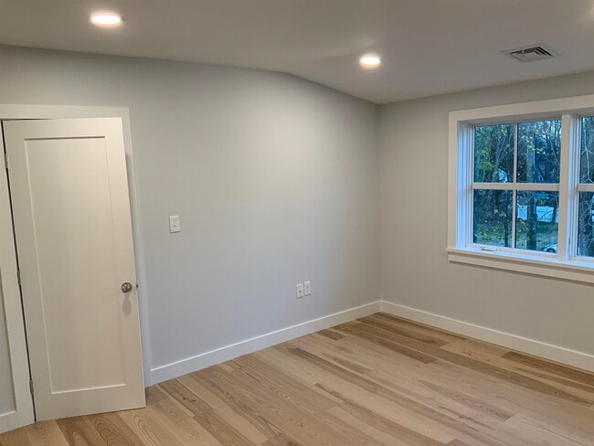 Building Photo - 8 Clifford St