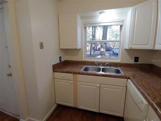 Building Photo - 208 NE 7th Pl