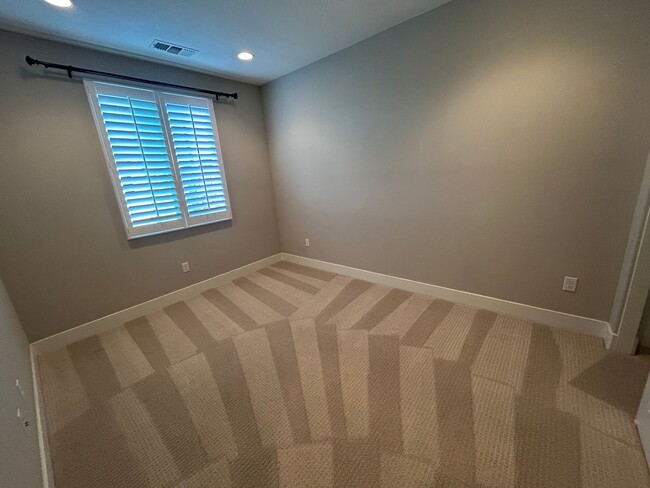 Building Photo - Brighton Oaks Beauty Just Steps from Downt...