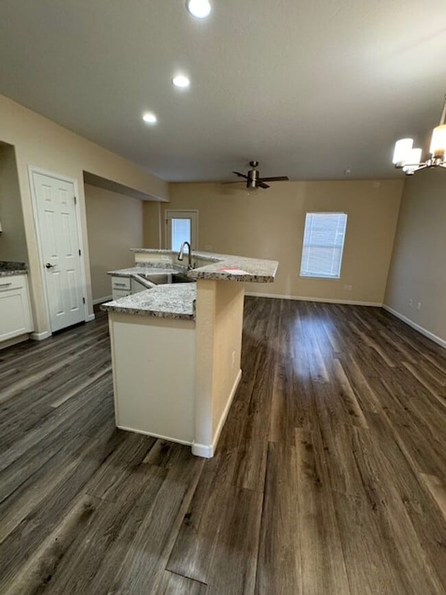 Building Photo - Modern 2-Story Townhome in Prime Mesa Mall Location!