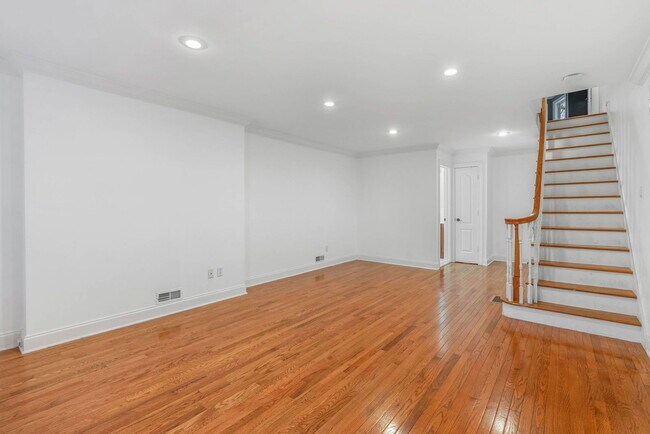 Building Photo - 1922 Montrose St