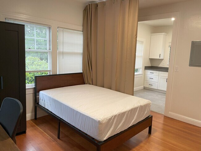Building Photo - College Ave Apartment for Rent