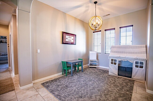 Building Photo - Beautiful 4 bedroom 2.5 bathroom