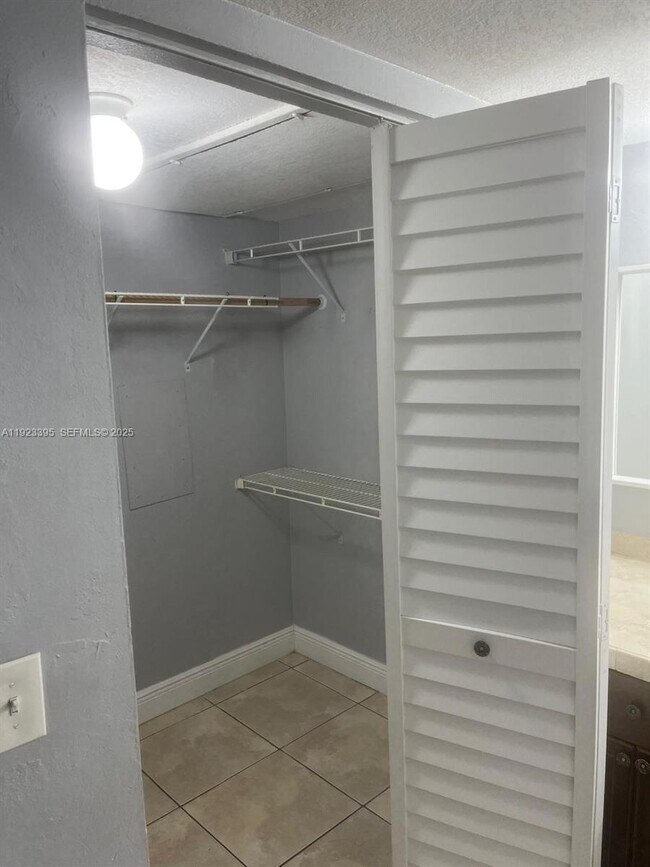 Building Photo - 20320 NE 3rd Ct