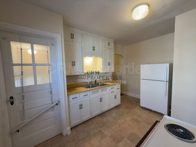 Building Photo - 933 N Linwood Ave