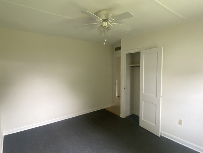 Building Photo - 2633 Knox Ave