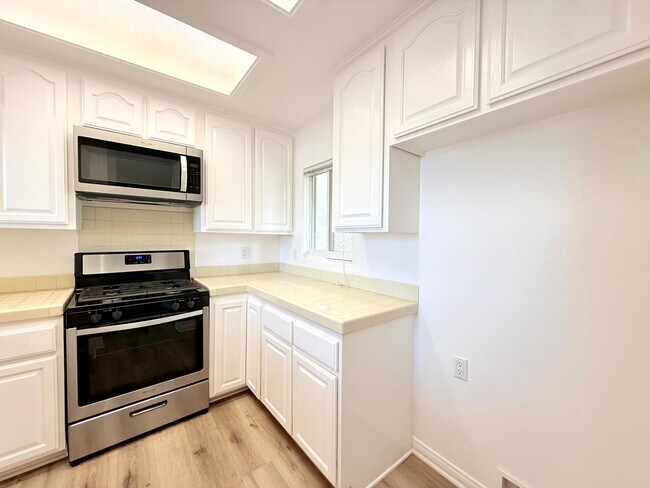 Building Photo - Gorgeous Spacious 2 Bedroom - 2 bath top f...