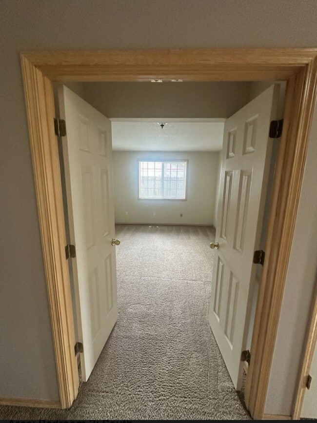 Building Photo - Ranch, 2 Bedroom + Bonus Room / Office.
