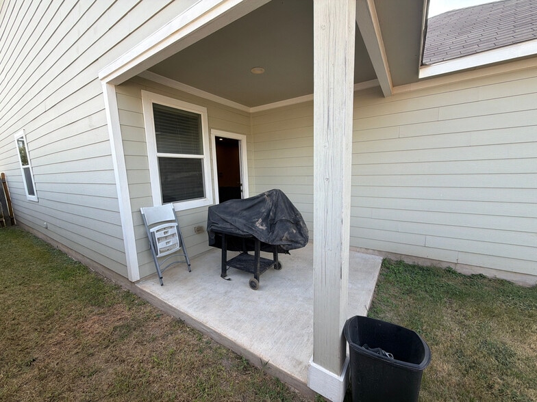 Building Photo - Room in House on Clayton Creek Ave